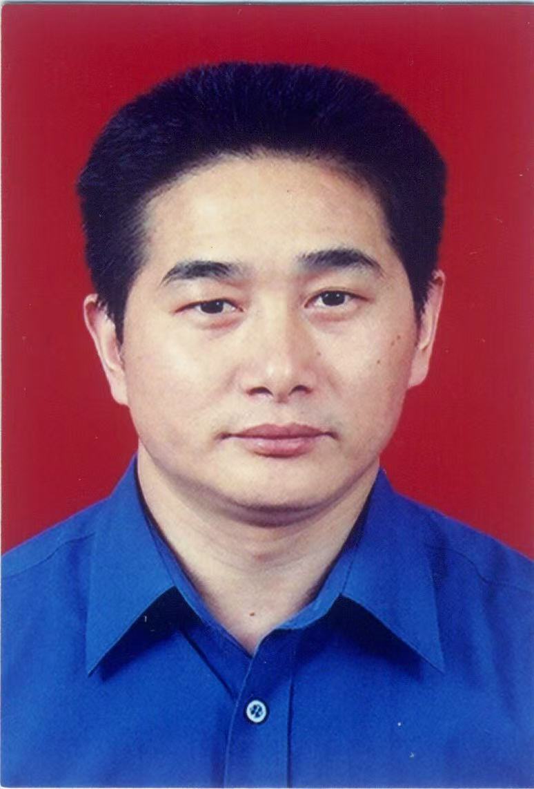 穿蓝色衬衫的男子 描述已自动生成